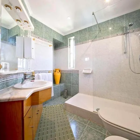 Private Pool Walking Distance To Local Amenities *